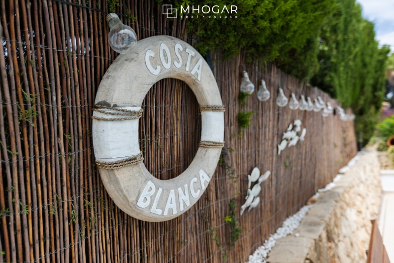 Venta - Oportunidad de inversión, Villa mediterránea frente a Cala Baladrar con apartamentos independientes y local comercial, Benissa, Costa Blanca!
